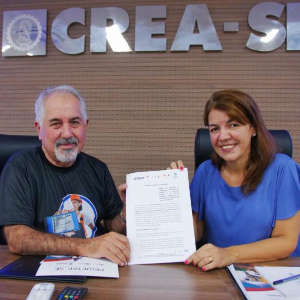 Presidente do Crea-SE, engenheiro civil Jorge Roberto Silveira e a coordenadora do ProjetarSE, arquiteta Shirley Dantas formalizam convênio entre as instituições