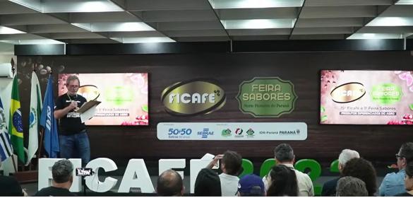 Organizador Odemir Capello fala na abertura da Ficafé