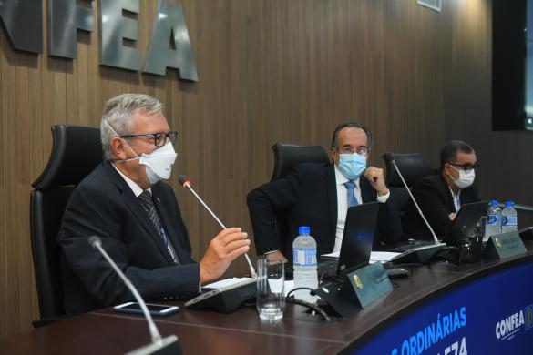 Vice-presidente no exercício da presidência do Confea, eng. civ. José Carlos Pimenta, e conselheiro federal eng. agr. Annibal Margon comandaram a plenária