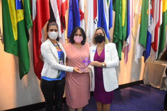 Secretária Executiva do Programa Mulher, eng. eletric. Fabyola Resende, ministra Damares Alves e conselheira federal eng. mec. Michele Alves na entrega do selo Equidade de Gênero e Raça
