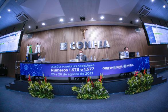 Presidente Joel Krüger conduziu a plenária 1.576