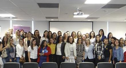 mulheres reunidas em fórum