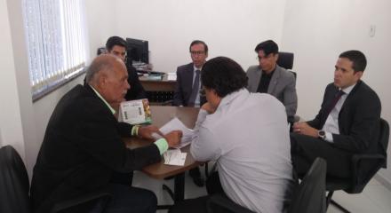 homens sentados a mesa