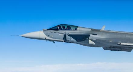 Caça F-39 E Gripen, de origem sueca, passa a ser produzido no país, garantindo o aperfeiçoamento de engenheiros brasileiros