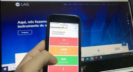 celular em mãos