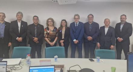 Representantes do CFT e Comissão Temática de Harmonização Interconselhos reunida no Confea em busca da construção de resolução conjunta