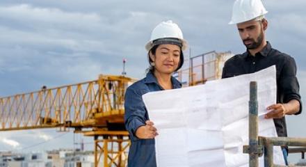 dois profissionais em um canteiro de obras