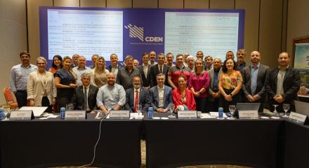 Participantes da reunião do Cden ao lado do presidente Vinicius Marchese