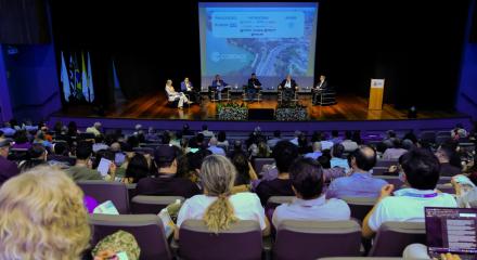Mesa formada por lideranças da educação superior, incluindo o coordenador da Ceap do Confea, eng. Osmar Barros Júnior, participaram da programação do Cobenge