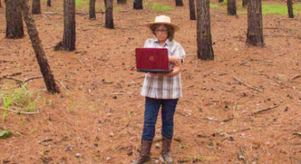 Imagem de mulher com laptop na mão