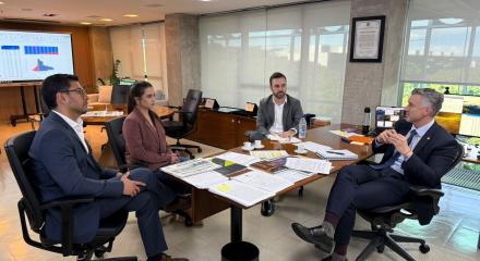 Presidente Vinicius Marchese recebe os encarregados de dados Rafhael Camargo e Sarah Langamer e ainda o controlador do Confea, Marcus Ferron: novos passos para a proteção de dados do Sistema