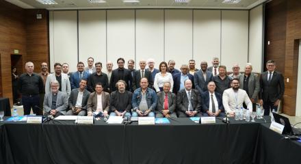 Coordenadores, conselheiros federais e convidados durante o primeiro dia da reunião da CCEEI