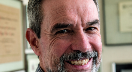 Engenheiro de materiais Edgar Zanotto: décadas de dedicação ao universo dos vidros 