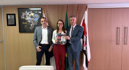 Uma versão impressa do Infra-BR foi entregue à presidente do Trata Brasil