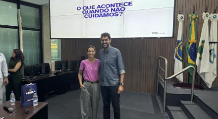 Palestrantes Camila Antunes e Marlon Camargo: caminhos para atualizar as relações entre pais e filhos e suas profissões