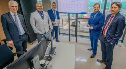 Comissão Eleitoral Federal reunida durante a votação online inédita do Confea