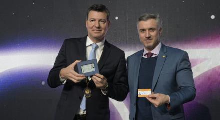 Bastonário Fernando Santos recebe registro simbólico no Crea-SP, enquanto presidente Vinicius Marchese recebe cédula na Ordem dos Engenheiros: reciprocidade já ajudou oito mil profissionais