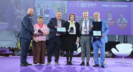  Presidente do Crea-RJ, Miguel Fernandez; conselheira federal Carmen Petraglia; Wagner Victer; Sylvia Anjos; presidente do Confea, Vinicius Marchese, e presidente do Crea-ES, Jorge Silva durante a homenagem à presidente da Petrobras