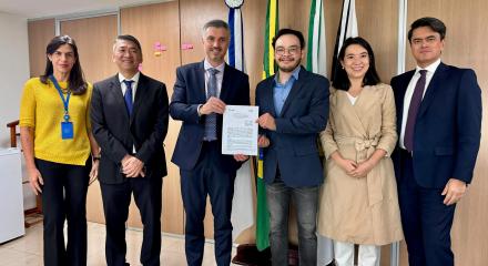 Gerente de Relações Institucionais e Inteligência do Confea, Mônica Lannes; diretor da REN, Paulo Kakumori; presidentes Vinicius Marchese e Daniel Ishihara e diretores da entidade Lesley e Eiji Yamasaki: valorização da capacitação profissional com o Japão