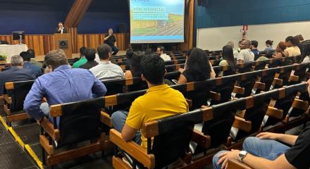 Participantes do fórum especial organizado pelos professores Renato Paiva e Zigomar Menezes no Centro de Convenções de Campinas: novos rumos para a relação Solo-Máquina