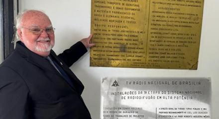 Montagem reúne o engenheiro Higino Germani, diretor técnico do Parque do Rodeador, na celebração dos 50 anos do projeto e foto da placa de inauguração da obra