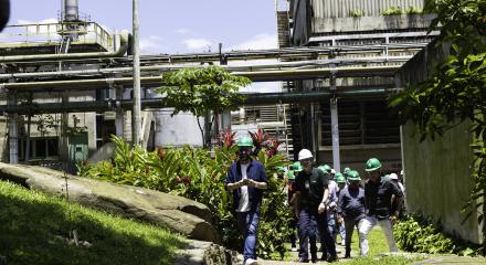 Fábrica da Unipar em Cubatão: visitas de público diversificado