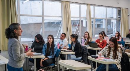 Sala de aula catarinense: estudantes recebem incentivo inovador para acessar cursos de Engenharia