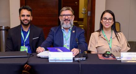 Coordenador Nacional das Comissões de Ética dos Creas, eng. quim. seg. trab. Marino Greco, entre colega da CNCE e a nova coordenadora adjunta eng. civ. Cynthia Freitas: experiência e planos para promover a ética no Sistema