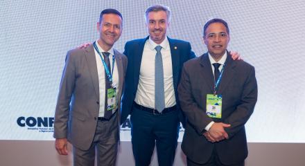 Presidente do Confea, Vinicius Marchese, entre o coordenador adjunto Lamartine Moreira e o coordenador do Colégio de Presidentes, Neovânio Lima