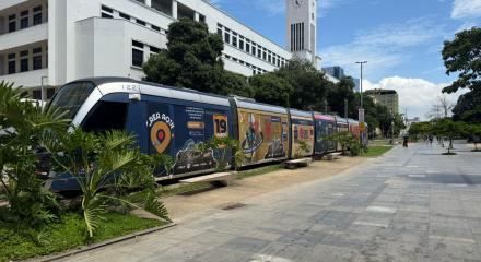 O VLT carioca circula com a propaganda do CREA AQUI: megaevento em 19 de março é plataforma de ideias, parcerias e tecnologia