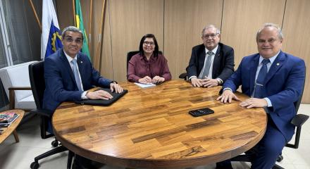 Presidente da ABEE Nacional, eng. eletric. Ricardo Nascimento, ao lado da vice-presidente no exercício da presidência do Confea, eng. civ. Ana Adalgisa,dos conselheiros federais José Claudio Sicco e Amarildo Lima