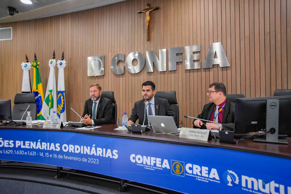 Assessor da presidência do Confea Raniery Paulino, deputado Wilson Filho, presidente do Confea, eng. civ. Joel Krüger, e vice-presidente do Confea, eng. eletric. Evânio Nicoleit, durante a sessão plenária