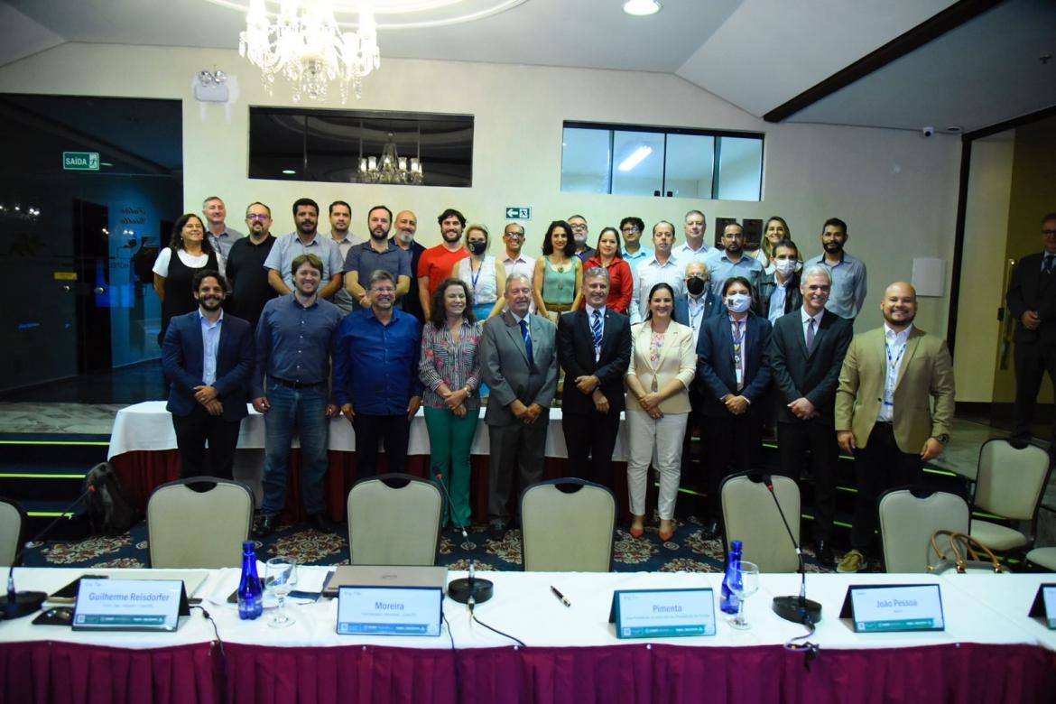 Coordenadores e lideranças do Confea ao lado do representante do Ibama