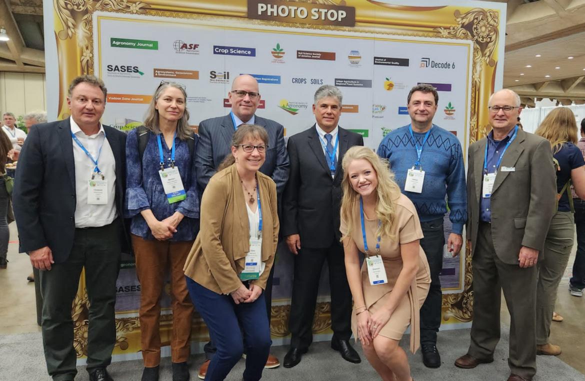 Comitiva do Sistema e representantes da ASA em Baltimore: da esq. p/dir.: eng. agr. Clodomir Ascarii (Colégio de Presidentes), Marilyn L. Warburton, presidente da Crop Science Society of America (CSSA); Jim Cudahy (CEO da ASA); conselheiro federal Luiz Lucchesi; presidente da Confaeab, Kleber Santos; Luther Smith, diretor de desenvolvimento profissional e relações de negócios da ASA; Dawn Gibas, especialista em avaliações da ASA, e Sannon Bellis, diretora de relações de negócios da ASA