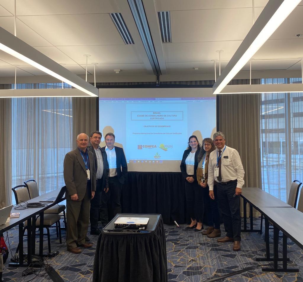 Da esq. p/dir. Luther Smith (ASA); Kleber Santos (Confaeab); Clodomir Ascari (CP); conselheira Andréa Brondani (Confea); Dawn Gibas (ASA) e conselheiro Luiz Lucchesi (Confea)