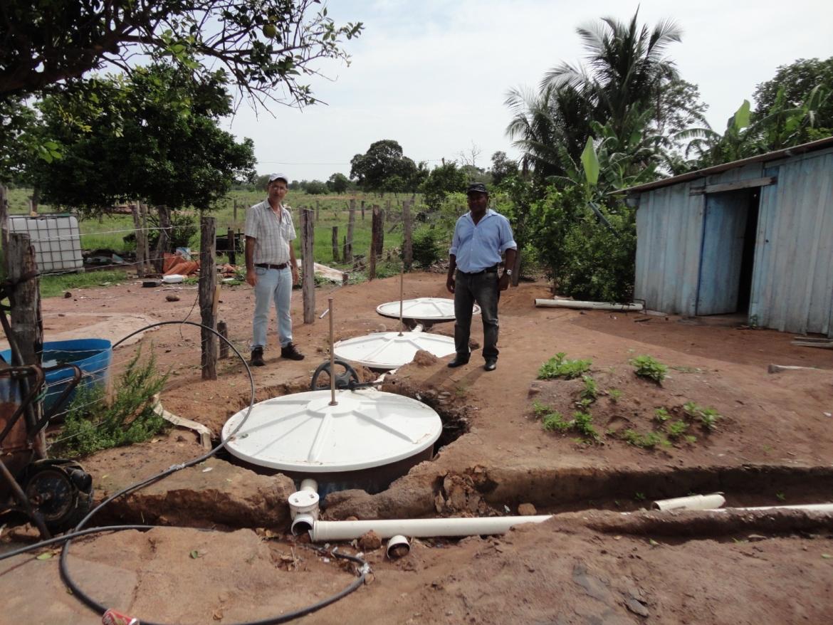 Samir Curi e morador ao lado de biofossas instaladas na comunidade do Projeto de Assentamento Rancho da Saudade, em Cáceres (MT), um dos usos de tecnologia social conduzidos pelo Incra em projeto da Embrapa que foi levado como proposta ao Congresso Nacional de Profissionais pelo Sindicato dos Peritos Federais Agrários