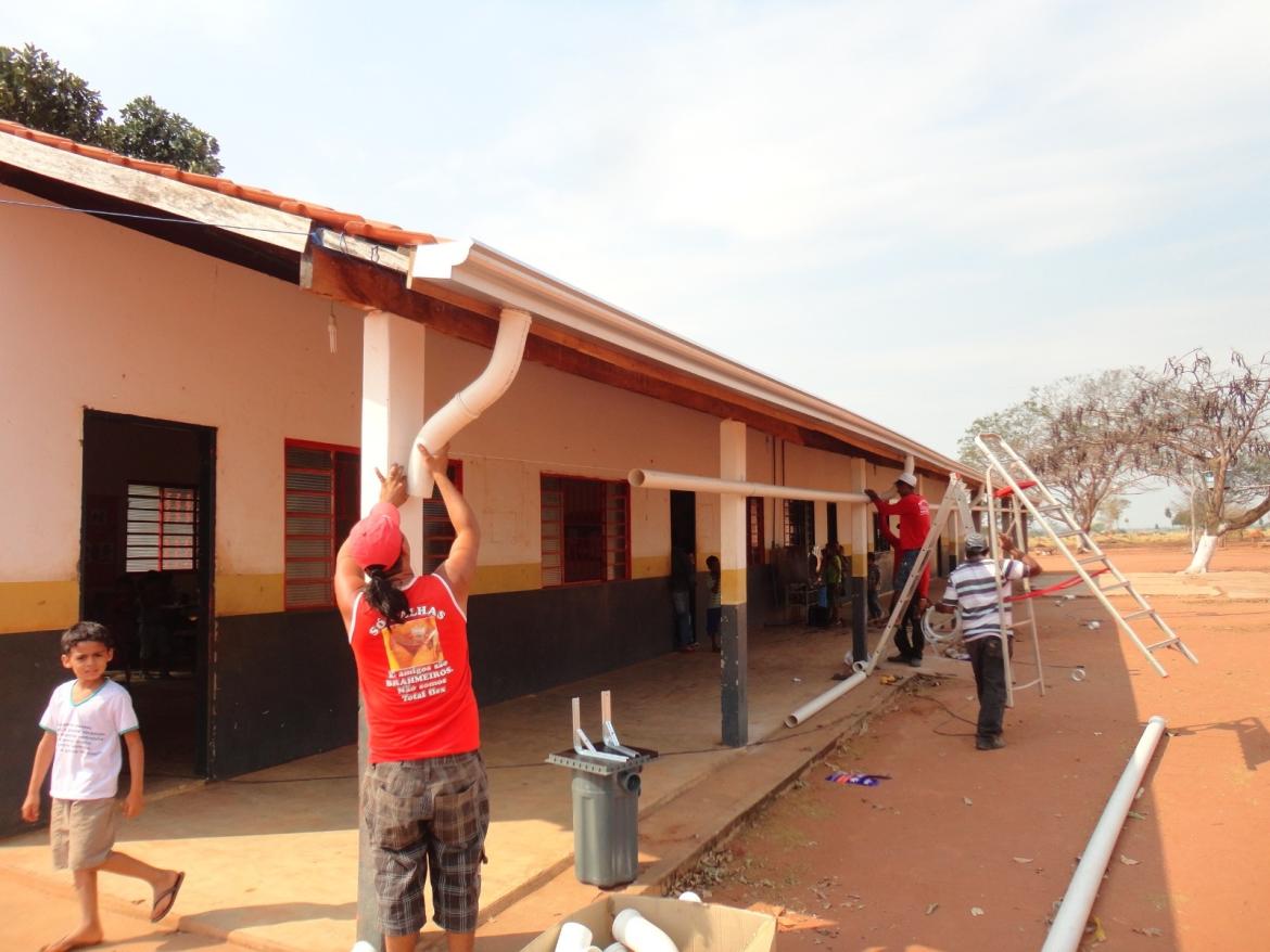 Calhas para captar água de chuva na Escola Municipal PA Sapiquá, também no município matogrossense