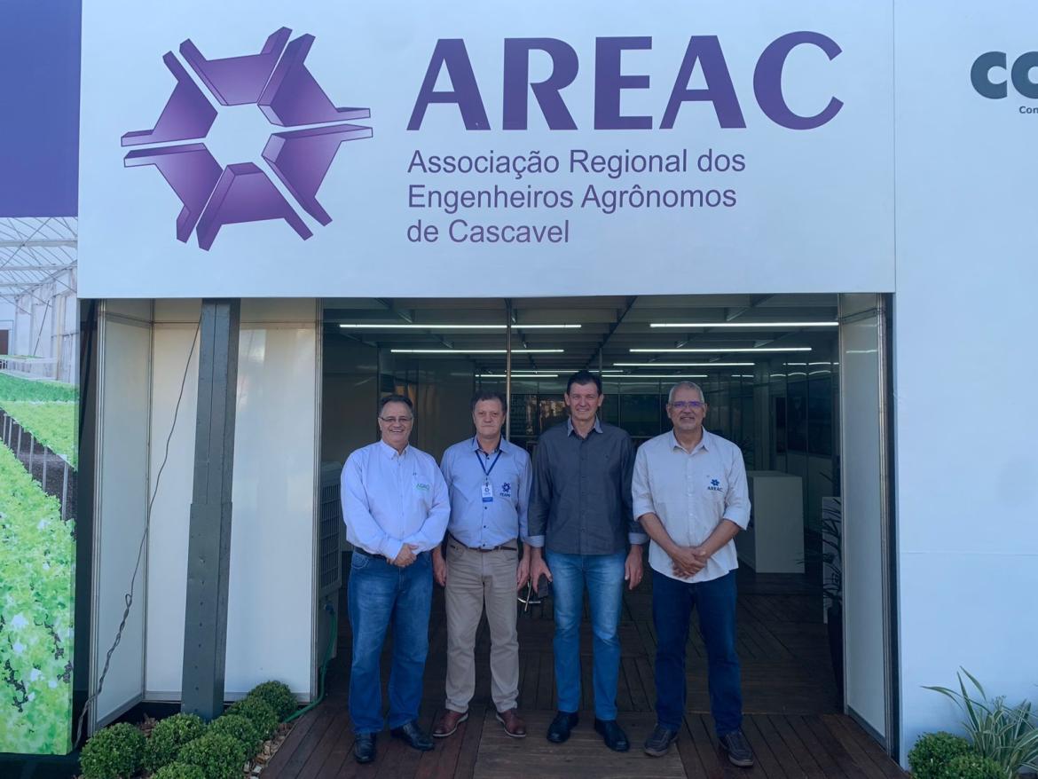Com apoio institucional do Confea, começa nesta segunda (6/2), o Show Rural Coopavel 2023. Da esq. p/dir.: engenheiro agrônomo Marcos Roberto Marcon, assessor da FEAPR; engenheiro agrônomo Cesar Davi Veronese, presidente da FEAPR; engenheiro civil Geraldo Canci, gerente regional do CREA-PR, e engenheiro agrônomo Fernando Luiz Rocha Pereira, presidente da Areac