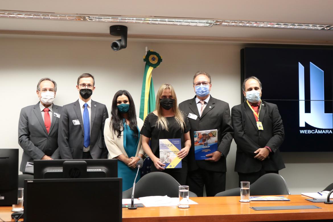 Participantes da audiência pública requisitada pela deputada federal Celina Leão sobre a Resolução do Banco Central que interfere na avaliação de imóveis