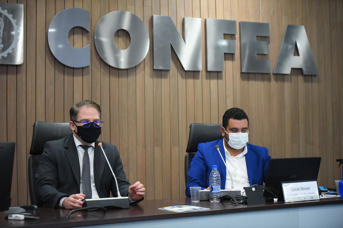 Procurador Jurídico do Confea, Igor Garcia, ao lado do coordenador nacional das câmaras especializadas de Engenharia Industrial (CCEEI), eng. mec. Lucas Sevale, ao anunciar a iniciativa para aproximar a experiência dos profissionais e empresas das decisões  do Poder Judiciário