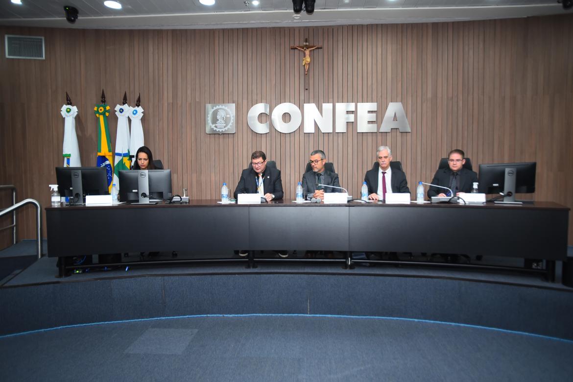 Assistente da CEF, Talita Machado; vice-presidente do Confea, eng. eletric. Evânio Nicoleit; coordenador da CEF, eng. civ. Daltro Pereira; coordenador adjunto da CEF, eng. agr. Daniel Galafassi, e procurador-chefe do Confea, Igor Garcia, durante o primeiro Ciclo de Diálogos entre as comissões eleitorais do Confea e dos Creas, visando ao processo eleitoral de novembro