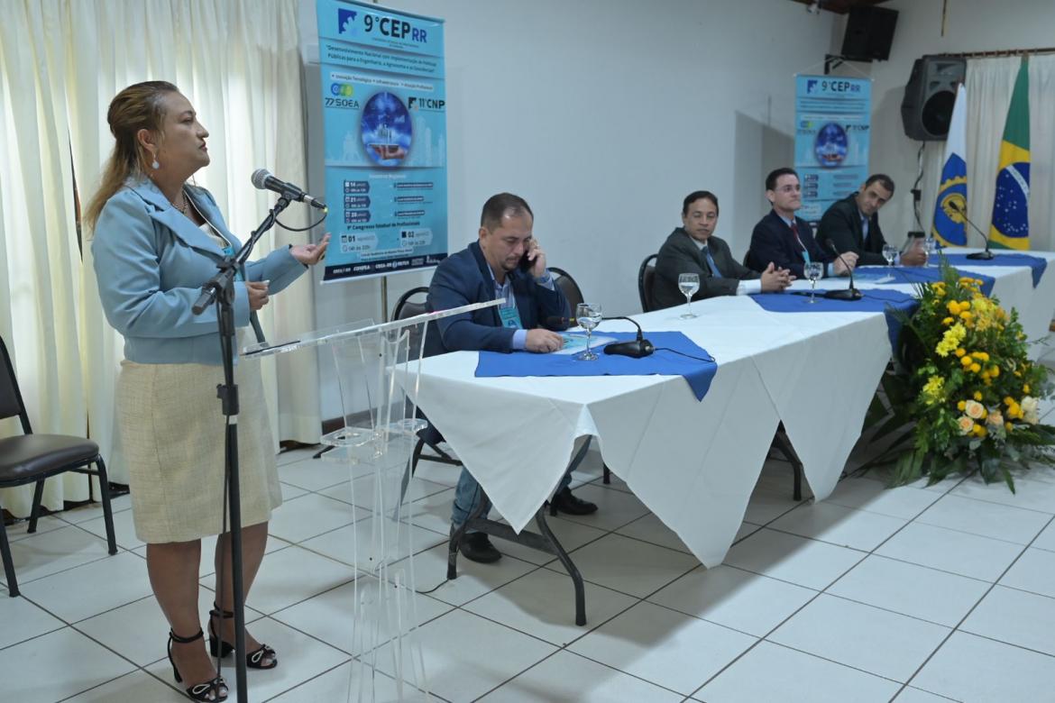 Simone Baía durante apresentação ao Crea-RR