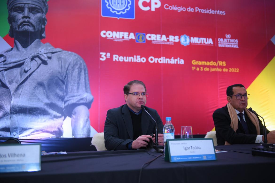 Procurador do Confea, Igor Garcia, ao lado do coordenador do Colégio de Presidentes, eng. civ. Ulisses Filho