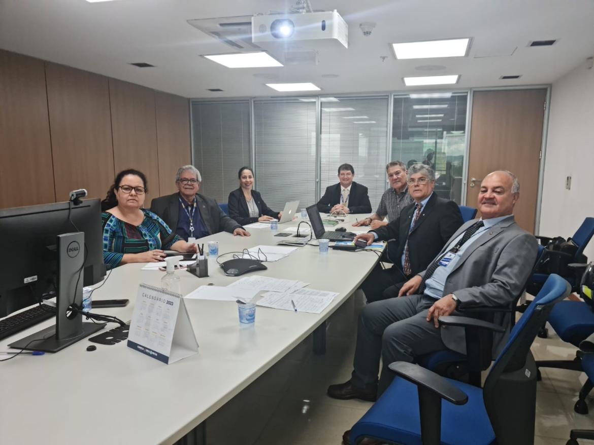 Ao centro, presidente em exercício do Confea, eng. eletric. Evânio Nicoleit, participa da reunião de instalação da Comissão Temática de Meio Ambiente