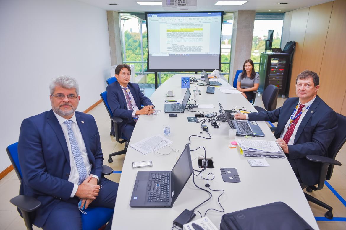 Cais reunida ordinariamente no Confea com as participações dos conselheiros federais Francisco Soares, Francisco Lira, Evânio Nicoleit e Daniel Sobrinho e da assistente da comissão, Wanessa Borges