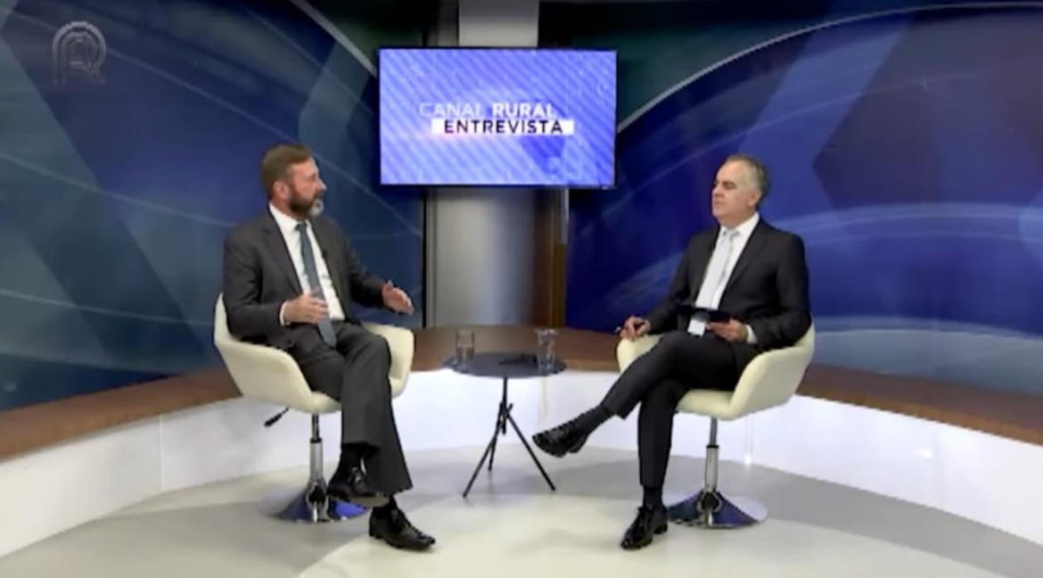 Ao lado do apresentador Giovani Ferreira, presidente Joel Krüger expôs o atual cenário e as perspectivas da Engenharia, Agronomia e Geociências no Canal Rural 