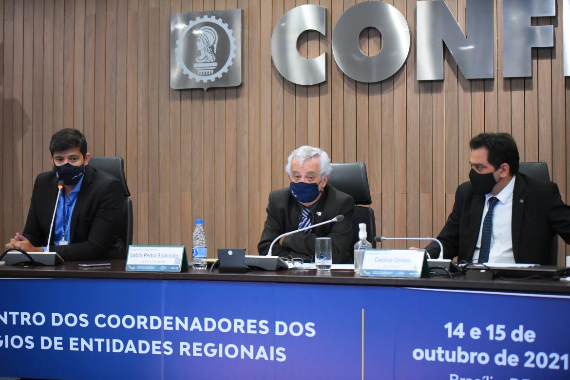 Assessor parlamentar Guilherme Cardozo, Valdir Schneider e coordenador do Cder-SP, eng. civ. Cassius Gomes