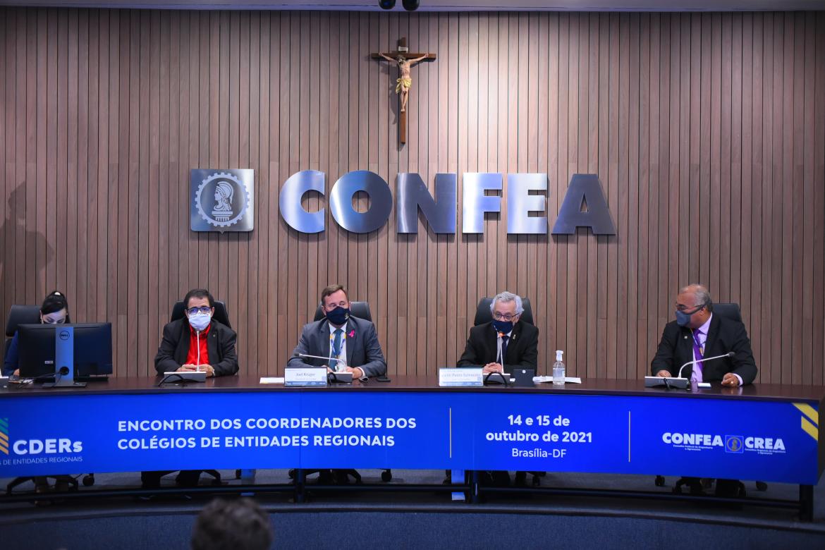 Assessora da presidência Letícia Almeida; conselheiro federal Jorge Bitencourt; Presidente Joel Krüger; coordenador do Cder, Valdir Schneider, e conselheiro federal Genilson Pavão: na abertura do Encontro