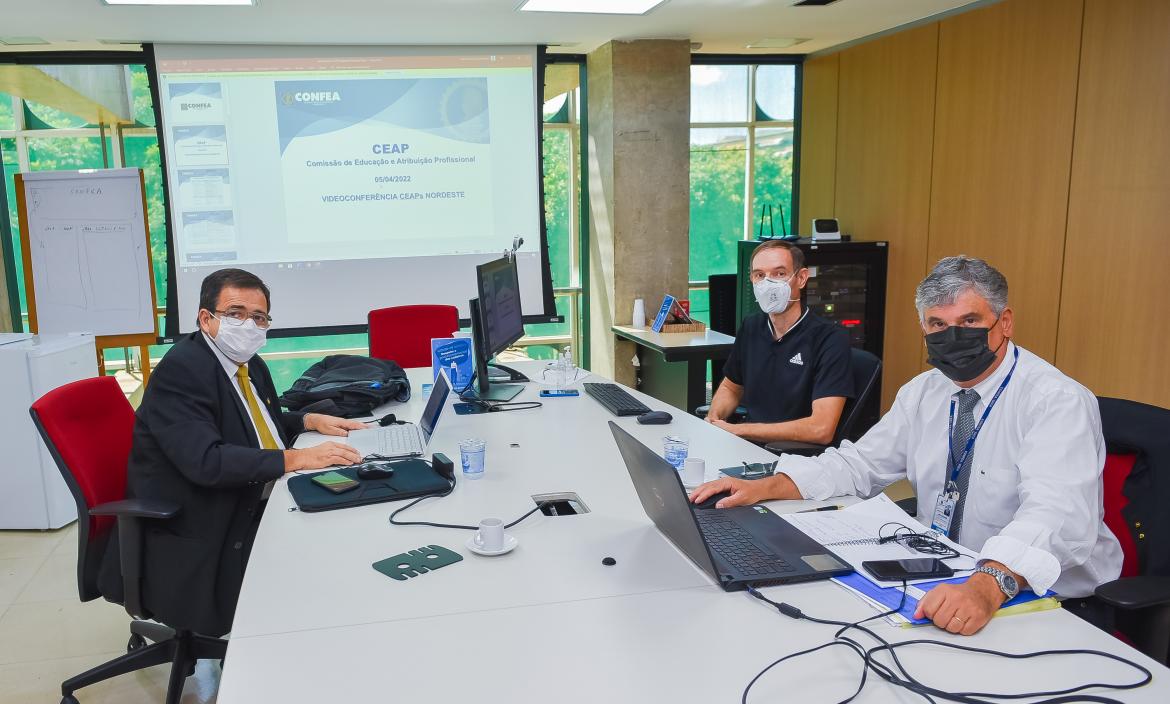 Coordenador Luiz Lucchesi (à direita), ao lado do assistente Fábio Merlo, e coordenador adjunto Jorge Bitencourt: Ceap tem pauta extensa em terceira reunião ordinária