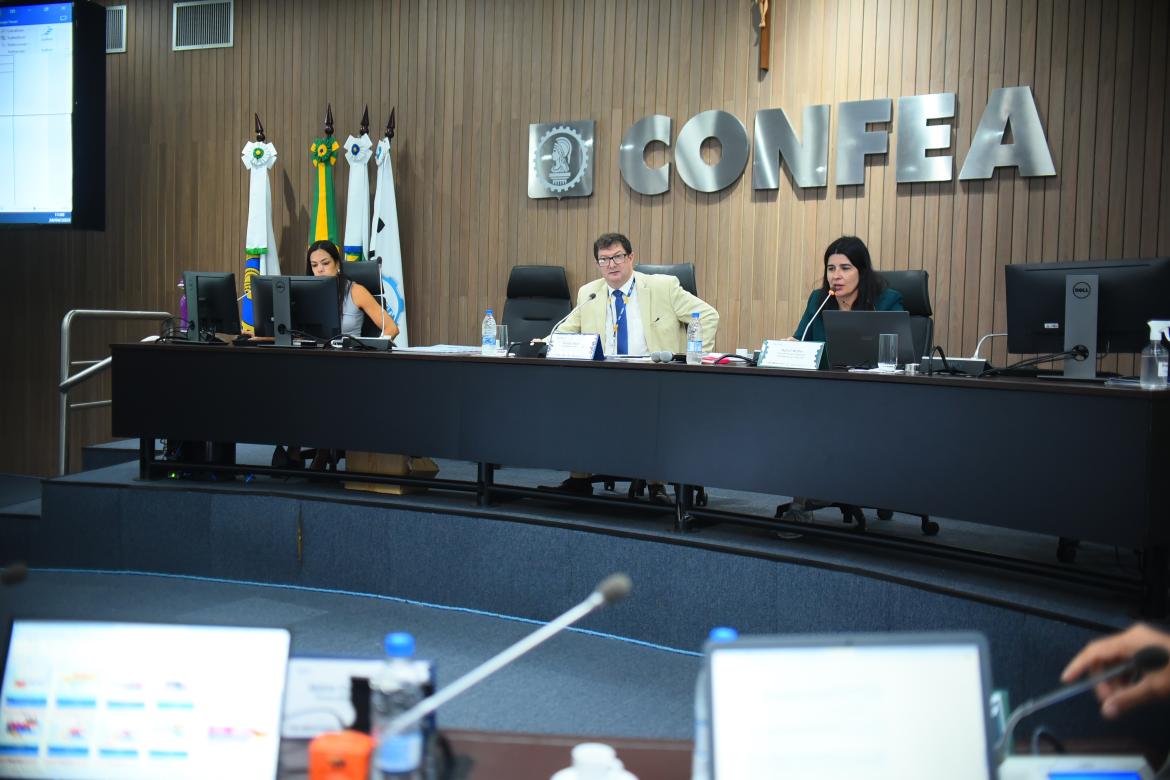 Secretária da ConSoea, Sílvia Girardi; presidente em exercício do Confea, eng. eletric. Evânio Nicoleit, e presidente do Crea-RS, eng. amb. Nanci Walter